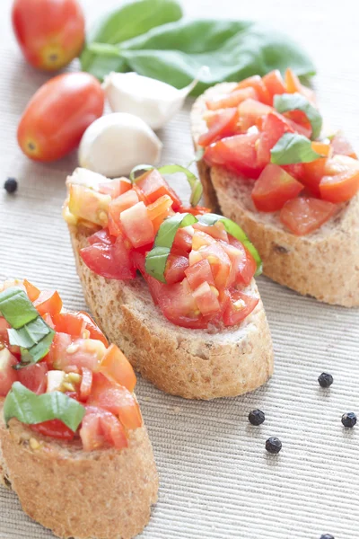 Crostini domates, yağ, fesleğen ve sarımsak ile — Stok fotoğraf