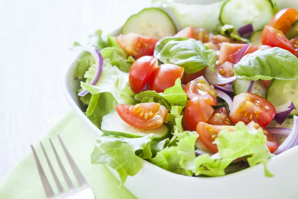 Taze yeşil salata marul, salatalık, domates, kırmızı soğan ile. — Stok fotoğraf