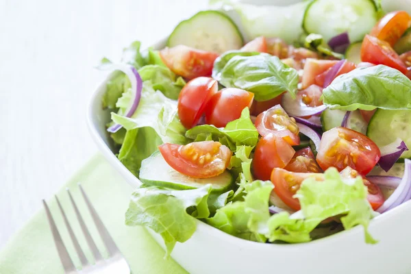 Verse groene salade met sla, komkommer, tomaat en rode ui. — Stockfoto