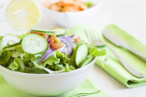 Verse groene salade met komkommer, tomaat en rode ui. — Stockfoto