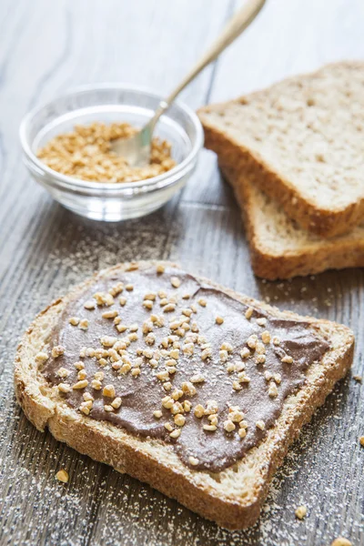 Pan tostado con chocolate cremoso y avellana, delicioso desayuno — Foto de Stock