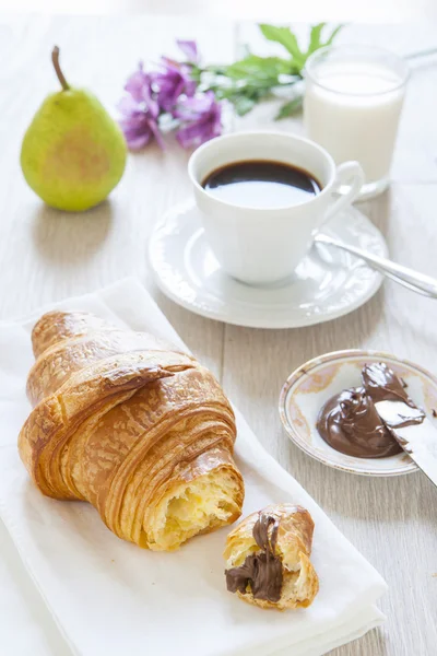 Croissants with chocolate, milk and coffee, delicious breakfast — Stock Photo, Image