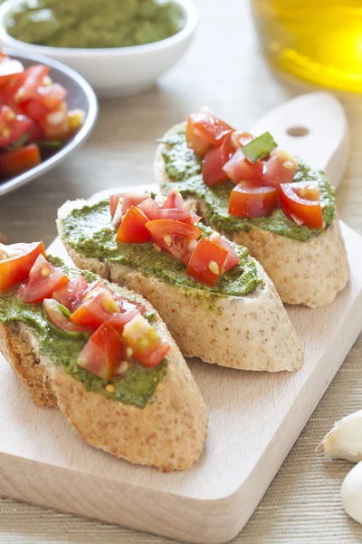 Crostini com creme de arugula e tomates — Fotografia de Stock