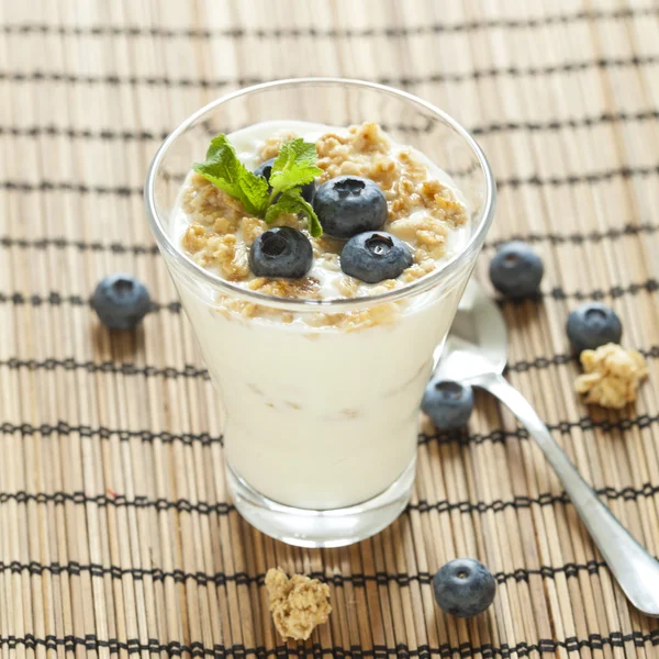 Delicious healthy breakfast, yogurt with cereal and blueberries — Stock Photo, Image