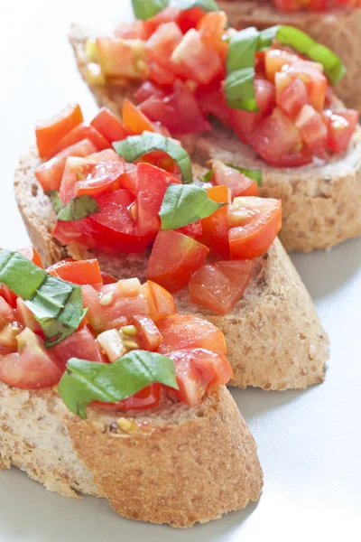 Crostini com tomate, óleo, manjericão e alho — Fotografia de Stock