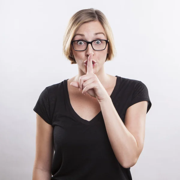 Jovem mulher fazendo silêncio gesto, shhhhh !! — Fotografia de Stock