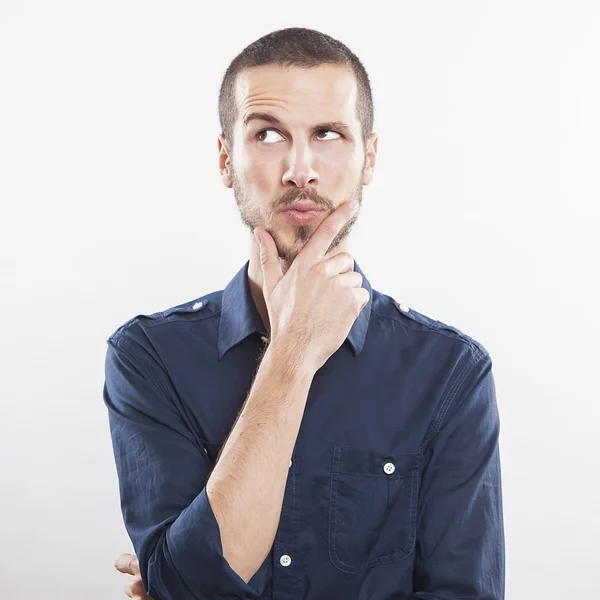 Retrato de un joven guapo y reflexivo —  Fotos de Stock