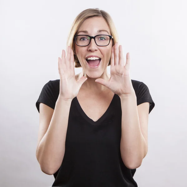 Mujer joven llamando — Foto de Stock