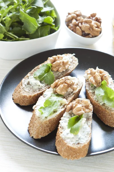 Crostinivel gorgonzola sajt, sült saláta kitûnõ és dióval — Stock Fotó