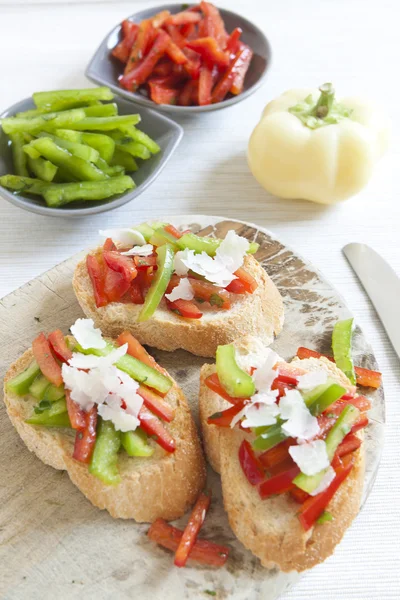 Crostini s červeným a zeleným pepřem — Stock fotografie