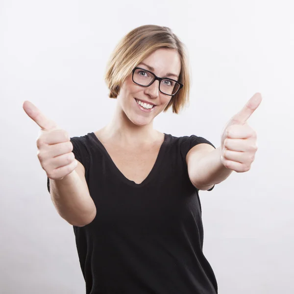 Menina sorridente feliz com polegares para cima gesto — Fotografia de Stock