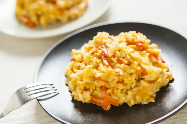 Risotto med röd paprika, frisk vegan mat — Stockfoto