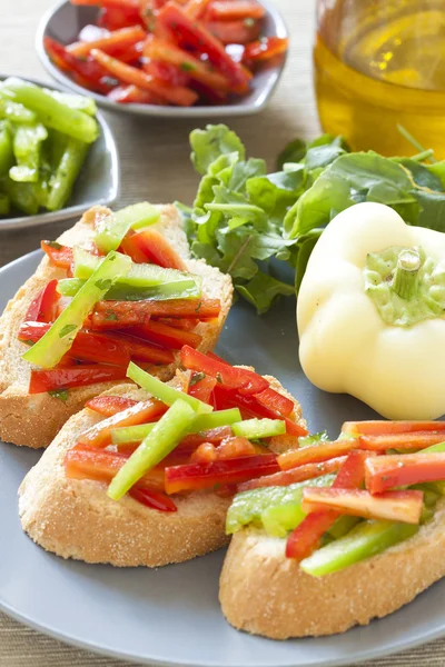 Crostini with red and green pepper — Stock Photo, Image