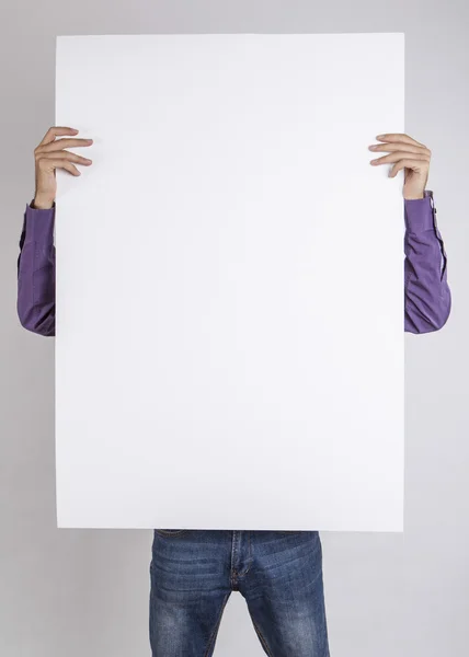 Homem segurando cartaz branco em branco — Fotografia de Stock