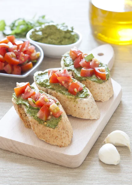 Crostini com creme de arugula e tomates — Fotografia de Stock