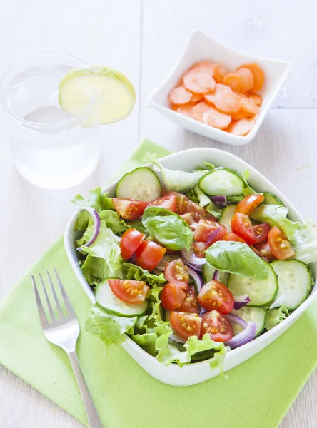 Verse groene salade met sla, komkommer, tomaat en rode ui. — Stockfoto