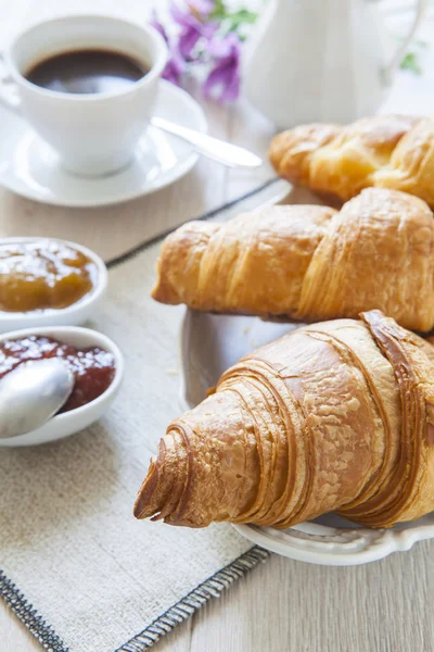 Croissants na mesa com geléia e café — Fotografia de Stock