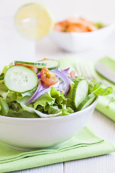 Φρέσκια πράσινη σαλάτα με αγγούρι, ντομάτα και κρεμμύδι. — Φωτογραφία Αρχείου