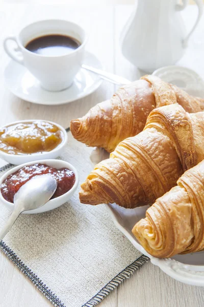 Croissants na mesa com geléia e café — Fotografia de Stock