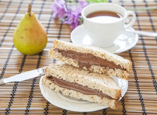 Toast brood met romige chocolade en thee, heerlijk ontbijt — Stockfoto