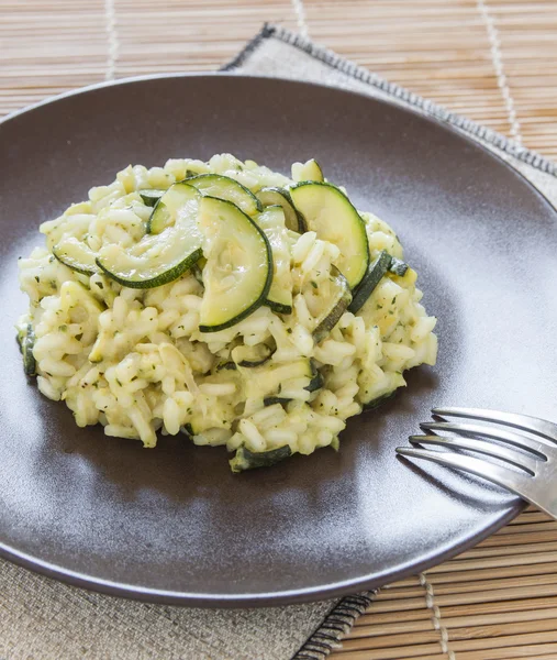 Risotto con calabacín, receta de comida italiana —  Fotos de Stock