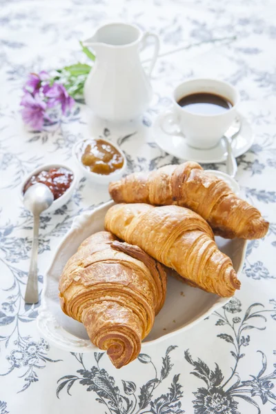 Croissants na mesa com geléia e café — Fotografia de Stock