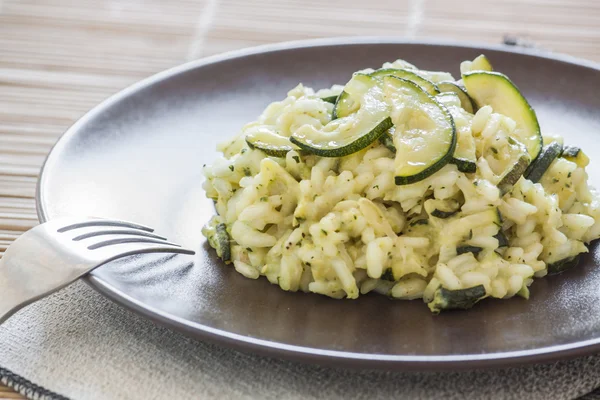 Risotto con calabacín, receta de comida italiana —  Fotos de Stock