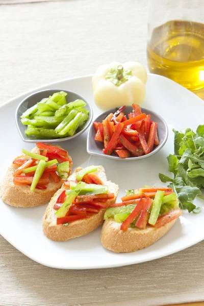 Crostini kırmızı ve yeşil biber ile — Stok fotoğraf