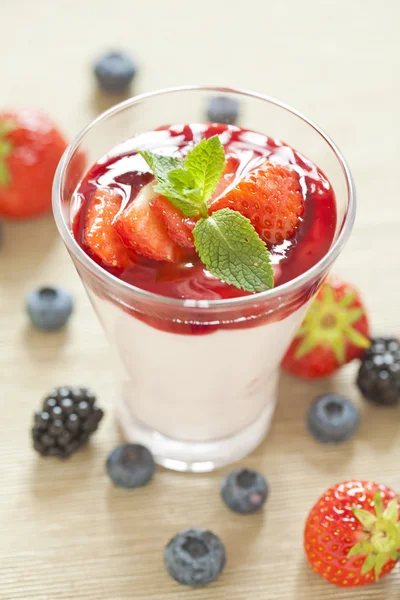 Pannacotta med bär och jordgubbssås, italiensk dessert. — Stockfoto