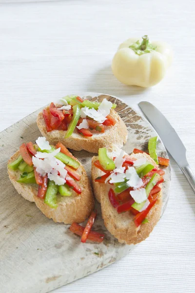 Crostini met rode en groene peper — Stockfoto