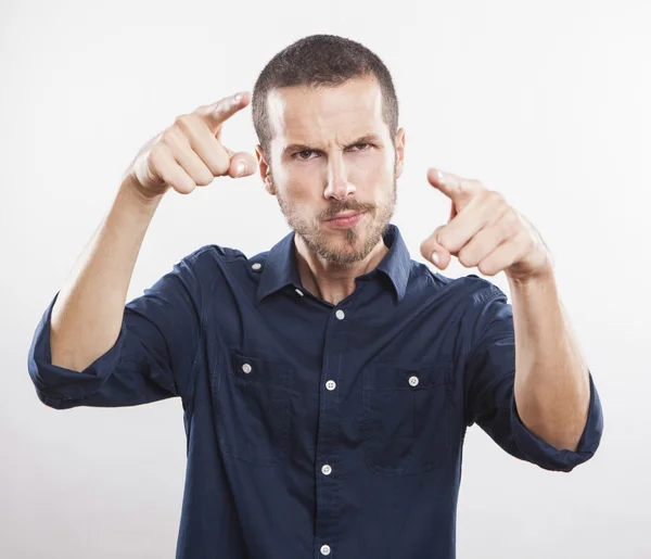 Angry young man beschuldigen u — Stockfoto