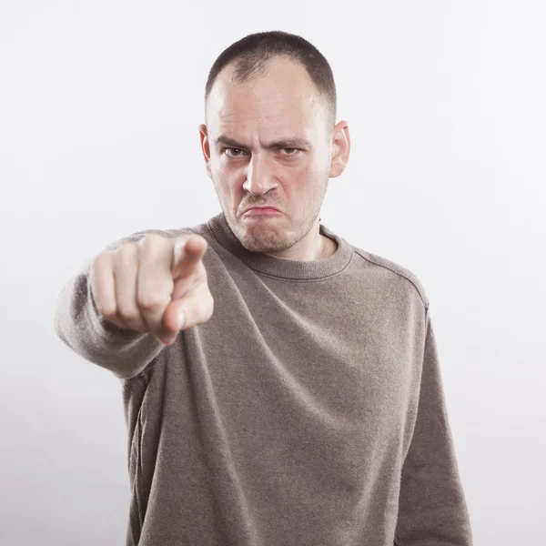 Wütender Mann beschuldigt dich und zeigt mit dem Finger auf dich! — Stockfoto
