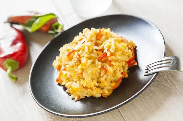 Risotto med röd paprika, frisk vegan mat — Stockfoto