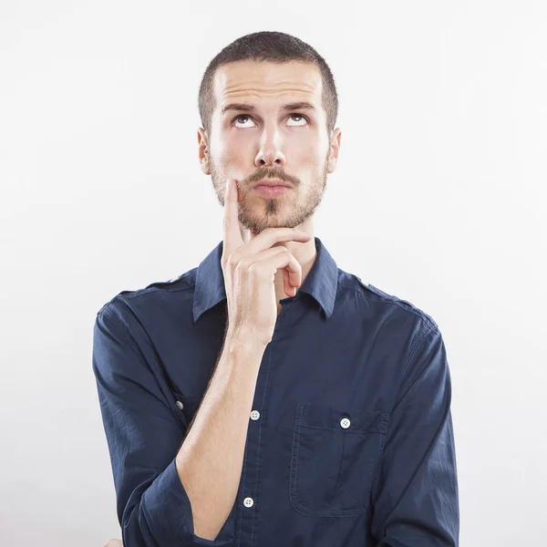 Porträt eines gutaussehenden, nachdenklichen jungen Mannes — Stockfoto