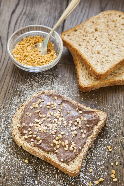 Pão torrado com chocolate cremoso e avelã, delicioso café da manhã — Fotografia de Stock