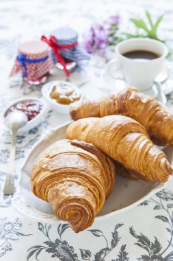Kruvasan marmelat ve kahve masada