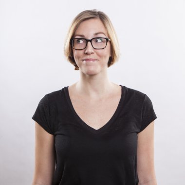 sol tarafta arayan genç güzel kadın