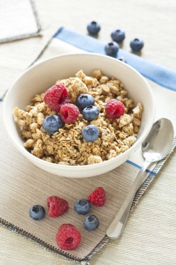Sağlıklı kahvaltı müsli tahıl ve vahşi taze çilek ile