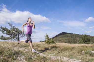 Açık havada doğal olarak çalışan genç kadın