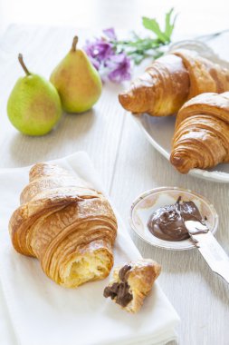 Kruvasan çikolata, süt ve kahve, lezzetli kahvaltı ile