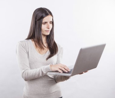 dizüstü bilgisayar kullanan güzel genç kadın