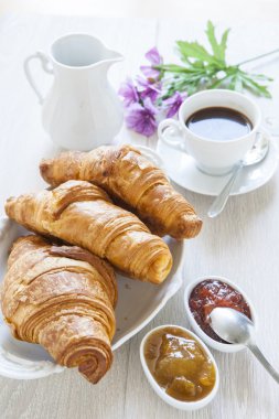 Kruvasan marmelat ve kahve masada