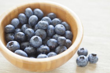 ahşap bir kabın içinde organik yaban mersini