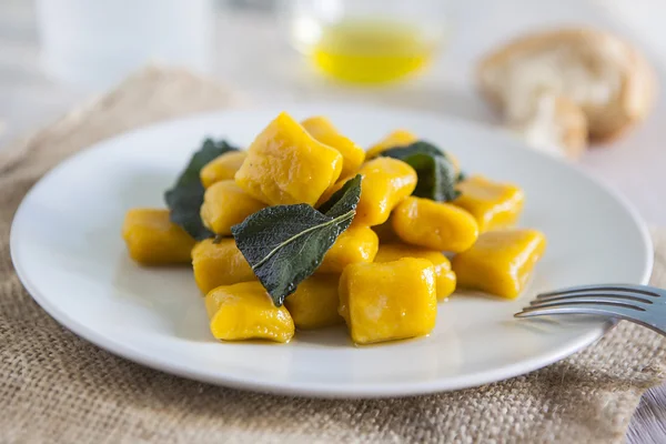 adaçayı yaprakları ve zeytin yağı, vegan ile lezzetli kabak gnocchi 