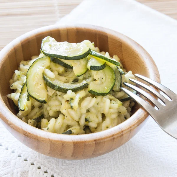 Risotto med zucchini, italiensk mat recept — Stockfoto