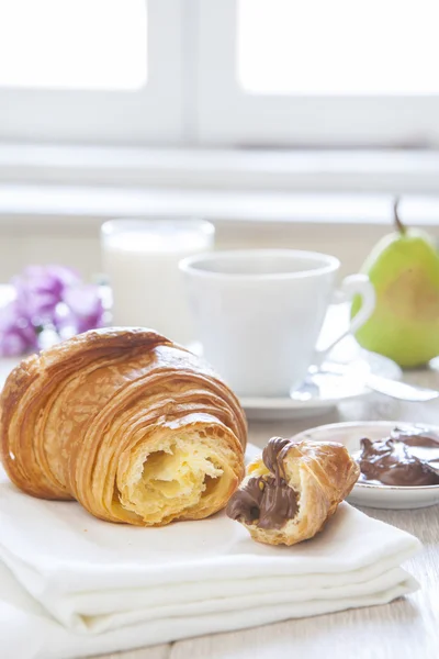 Croissants au chocolat, lait et café, délicieux petit déjeuner — Photo