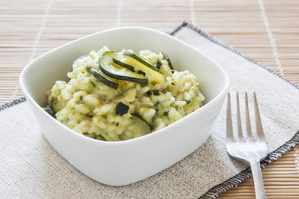 Risotto med zucchini, italiensk mat recept — Stockfoto