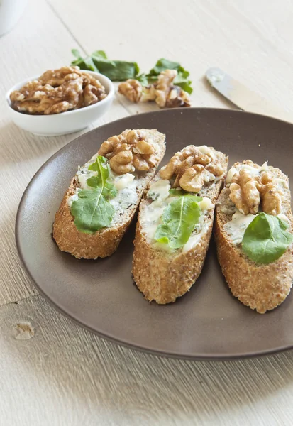 Crostini met gorgonzola kaas, rucola en walnoot — Stockfoto