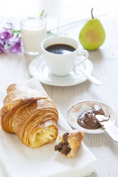 Croissants with chocolate, milk and coffee, delicious breakfast — Stock Photo, Image