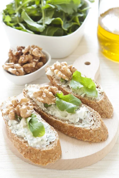 Crostini gorgonzola peyniri, roka ve ceviz — Stok fotoğraf